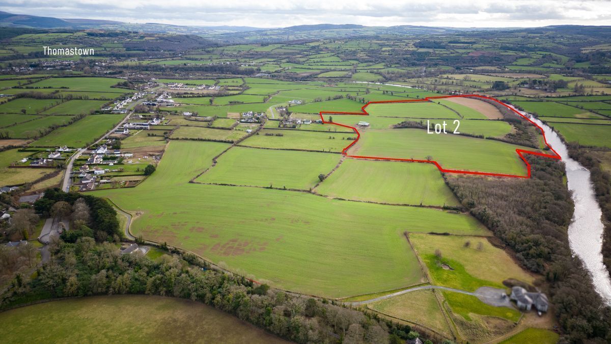 The location runs down to the River Nore.